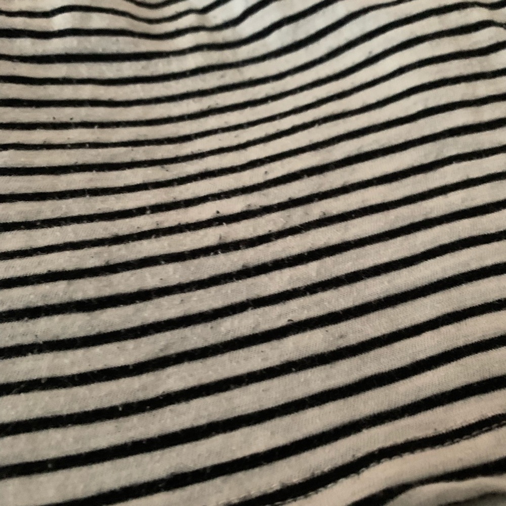 2 flowy tanks with crochet details - Picture 11 of 12